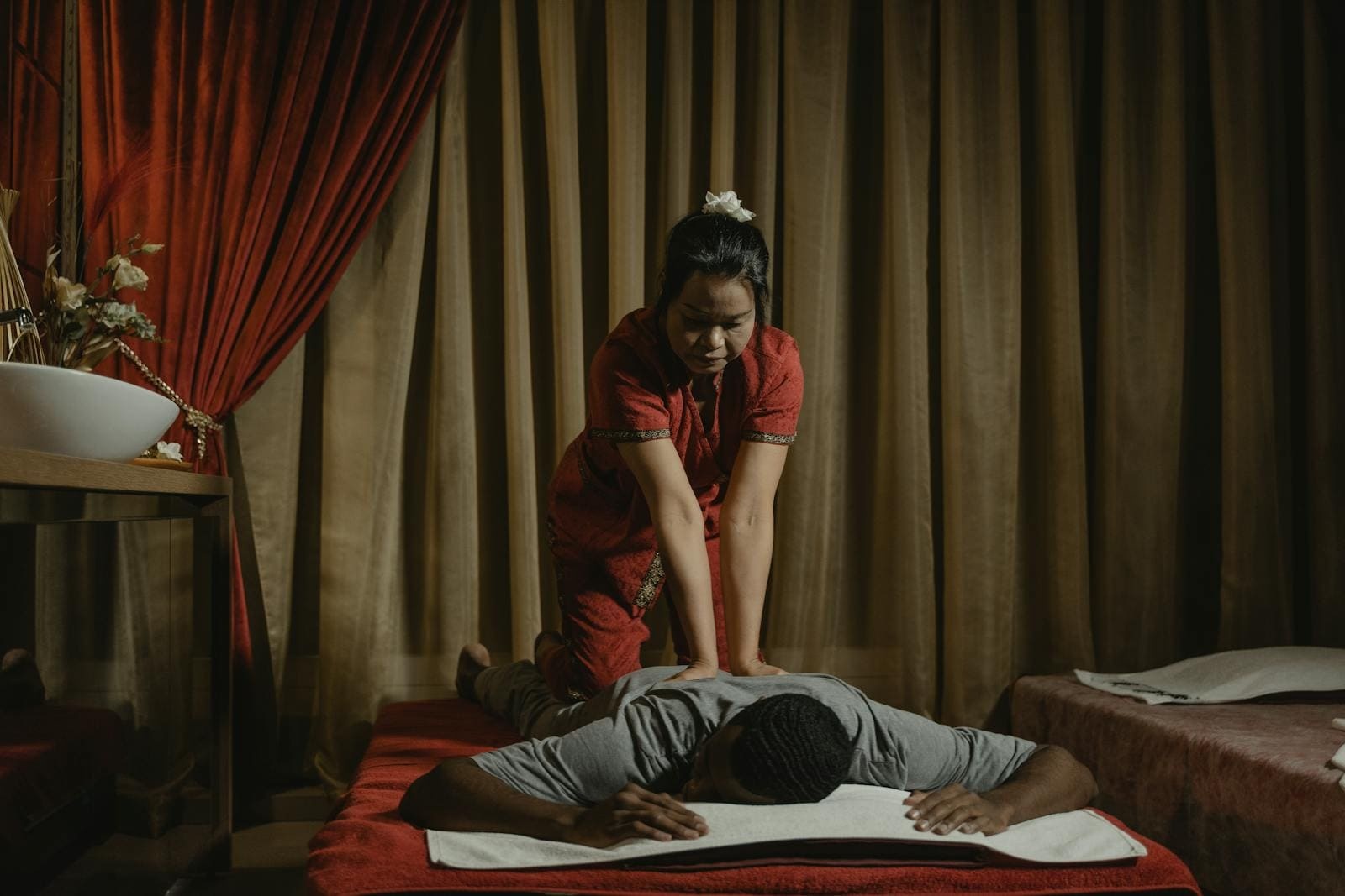 Lingam Massage Là Gì? Lịch Sử Và Lợi Ích Trị Liệu Toàn Diện Cho Nam Giới